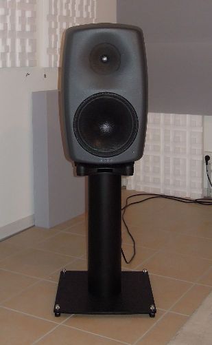Genelec 8260 auf Boxenstativ Quattro XL